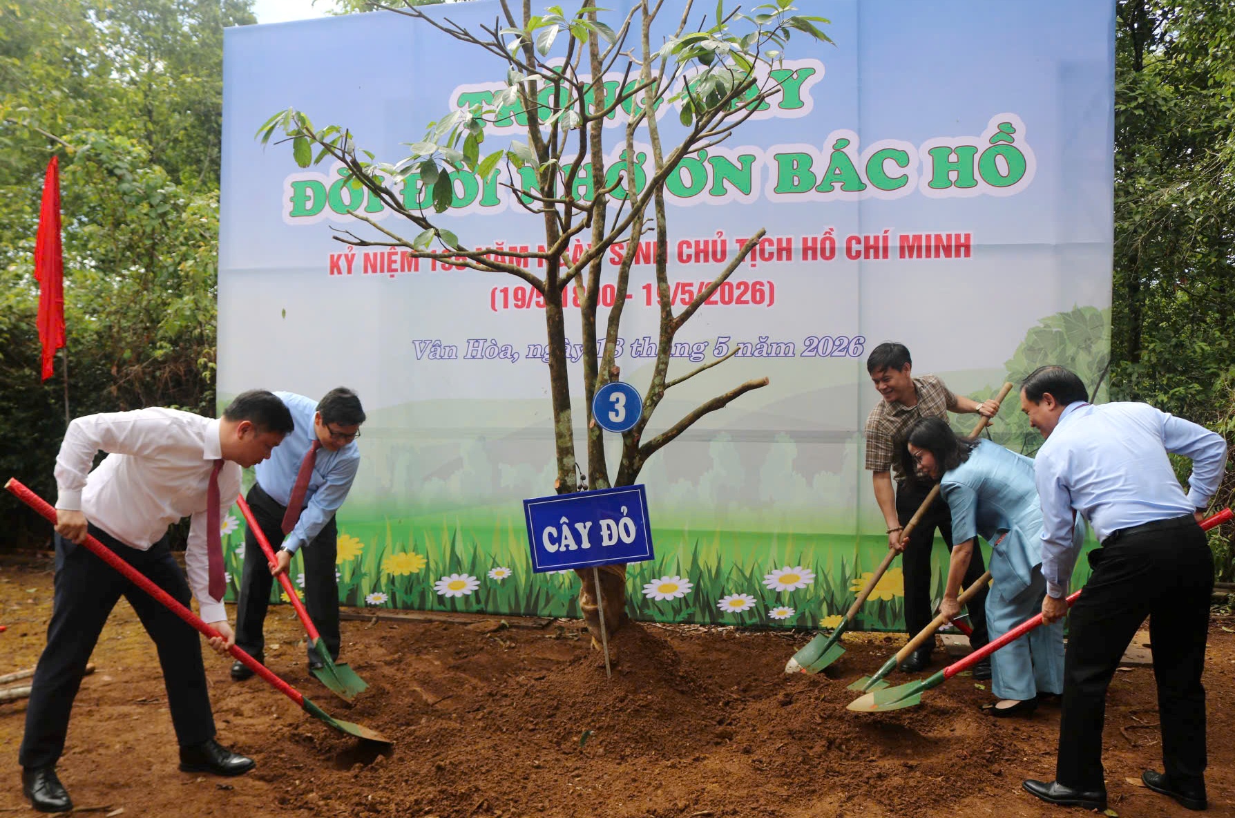 Lãnh đạo tỉnh trồng cây lưu niệm tại Khu di tích lịch sử cấp quốc gia Nhà thờ Bác Hồ